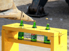 Открывать бутылки ковшом умеют тамбовские экскаваторщики 