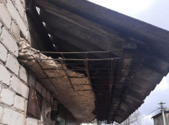 Жители дома в Первомайском: «Мы боимся, что такой горе-руководитель развалит наши дома»