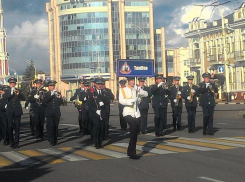 По главным улицам прошли оркестры