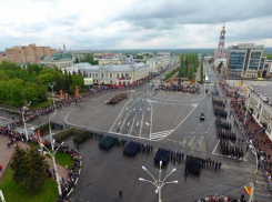 На площади Ленина объявлена готовность номер один: до начала Парада Победы считанные минуты