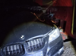 В Знаменском округе BMW врезался в локомотив