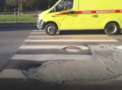 На западе Тамбова яму в пешеходном переходе залили цементом