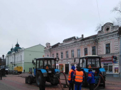 На улице Коммунальной вышел из строя канализационный колодец