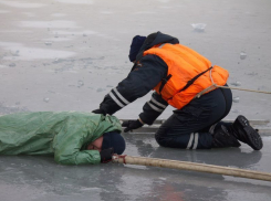 Толщина льда на водоемах области позволяет выходить на зимнюю рыбалку, но все еще требует предельной осторожности