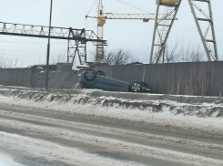 Гололед собирает дань: KIA Cee'd кувыркнулся в кювет у Покрово-Пригородного