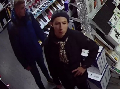 Полицейские разыскивают двоих парней, причастных к краже колонки 