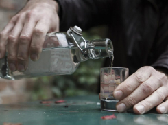 Три человека погибли после отравления метиловым спиртом в Сосновском районе