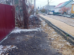 В Ласках дорожники сделали тротуар на полметра выше дороги