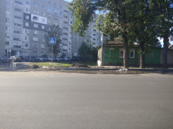 Потоки канализации выливаются из колодца на углу Мичуринской и Рабочей