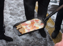 В Моршанске пожарили яичницу на лопате 