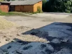 В Мичуринске при благоустройстве двора щебнем засыпали канализационный колодец