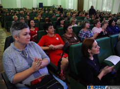  Цветы, теплые слова и праздничный концерт: в Тамбове собрались лучшие мамы области