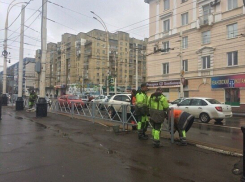 На перекрестке улиц Чичканова и Советская начали устанавливать ограждения
