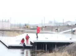 В городе Уварово мальчик поскользнулся на пирсе и упал в пруд