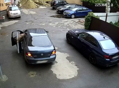 В Тамбове дед похитил столб, помешавший проезду его «Ниссана» во дворе дома