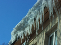 Сосульки и снег на крышах домов не беспокоили УК «ТИС». Зато обеспокоили прокуратуру 