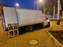 В центре Тамбова «ГАЗель» провалилась в люк на тротуаре 