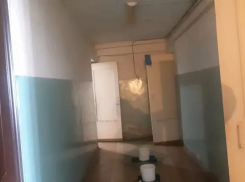 Жильцы дома на Московской пострадали из-за несвоевременной очистки крыши от снега