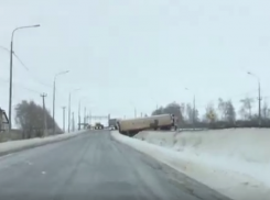 Последствия ледяного дождя: фура вылетела с трассы у Красносвободного 