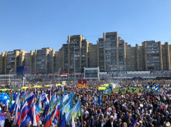 Торжественным шествием и митингом начали праздновать Первомай тамбовчане