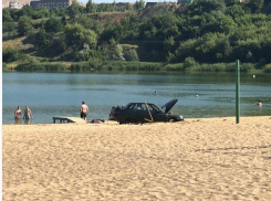 В Ласках «десятка» застряла в текстурах пляжа  