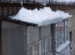 Кусок льда упал на ребенка с крыши в Мичуринске. Мальчик в больнице 