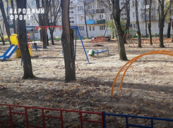 В Моршанске дети играют на небезопасных детских площадках