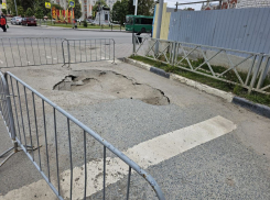 В центре Тамбова коммунальщики всё никак не могут ликвидировать провал у «Студенца» 