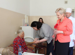 Подарки и поздравления получили ветераны, находящиеся на лечении 