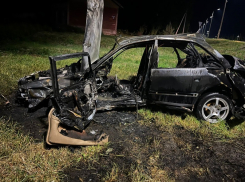 В Староюрьево «Ауди» снесла знаки на ж/д переезде и загорелась 
