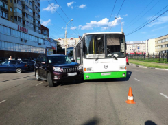На юге Тамбова в аварии с участием автобуса и внедорожника пострадали пассажиры