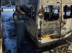 Микроавтобус и грузовая «ГАЗель» внезапно сгорели в Строителе