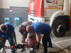 В Уварово шестилетняя девочка застряла в молочном бидоне