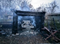 Видео полыхающего сарая и машины на улице Лагерной в Тамбове выложили в сеть