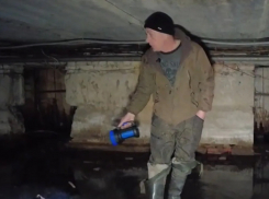 В Строителе подвал многоэтажки затопили сточные воды