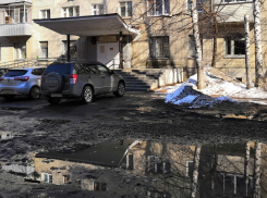 Беременным тамбовчанкам приходится пробираться в консультацию сквозь ямы и лужи 