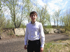 Школьник из Моршанска спас собаку, попавшую в мазутное болото 