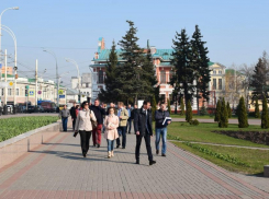 Врио главы Тамбова по выходным вместе с подчинёнными ищет треснувшую плитку на тротуарах и грязные фасады 