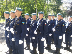 Орудийными залпами прогремело 88-летие ВДВ в Тамбове 