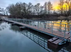 Вместо затонувшего парома дачникам в Липунцах смонтировали понтонный мост 