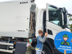 В Котовске «Дети нашего будущего» познакомились с профессией «водителя мусоровоза»