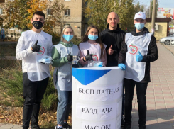 Мичуринские волонтёры раздали прохожим 1500 масок