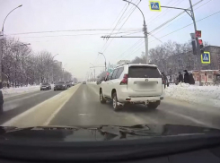 В Тамбове Land Cruiser, проехав на «красный», чуть не сбил пешехода