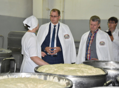 Вице-губернатор проверил качество булок  хлебокомбината «на Чичканова»