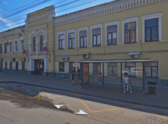 В Тамбове 44-летний мужчина разбил остановку в центре города