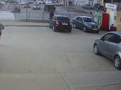 Авария с мотоциклистом на улице Чичерина попала в объектив камеры видеонаблюдения 