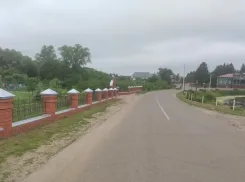 В Петровском районе 23-летний парень на мопеде врезался в забор и погиб