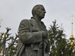 В Тамбове внезапно решили отремонтировать лавочки у памятника Рахманинову