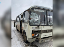 В городе Рассказово автобус врезался в остановочный павильон