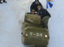 Пиратская шхуна, танк, кусок сыра и еще 36 креативных саней съехали с горы на фестивале «Лысогорские санки» 